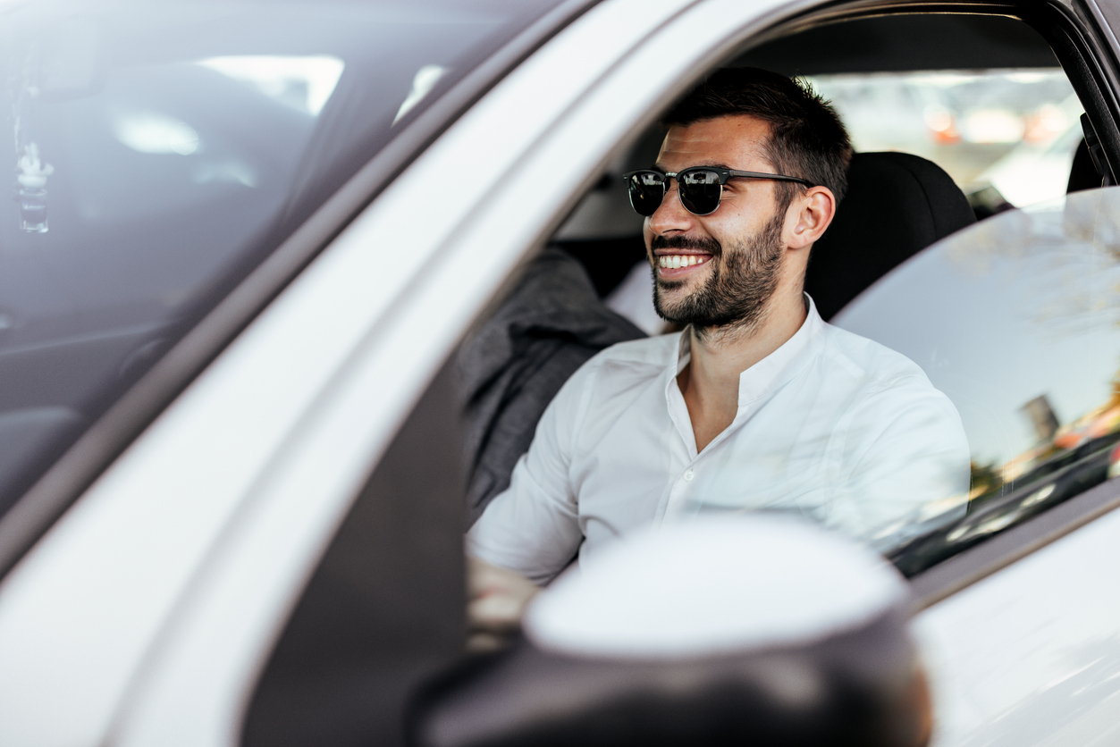https://zyra.dev.lmgasset.broker/wp-content/uploads/sites/96/2024/07/happy-man-in-car.jpg